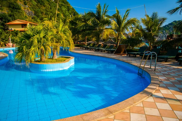 Piscina em um resort tropical — Fotografia de Stock