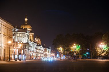 Nevsky Prospect ve Isaacs Katedrali ne güzel bir gece görünümü