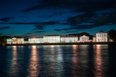 Saint-Petersburg Vasilievsky adasında güzel gece görünümü,