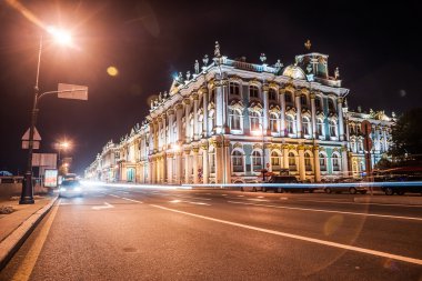 Saint Petersburg'daki Kış Sarayı'nın güzel gece görünümü.