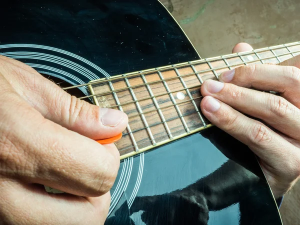 Närbild foto av en akustisk gitarr spelas av en man. — Stockfoto