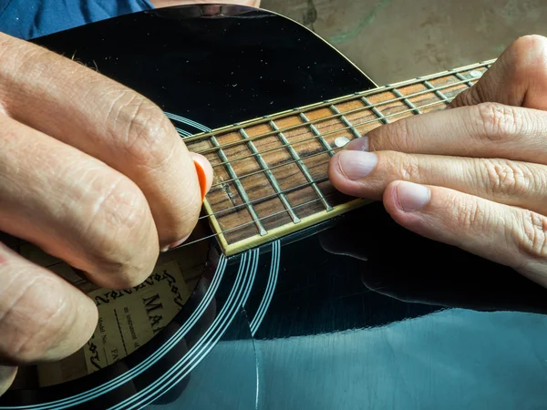 음향 기타는 사람에 의해 재생의 근접 촬영 사진. — 스톡 사진