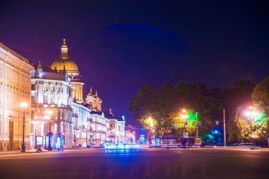 Nevsky Prospect ve Isaacs Katedrali ne güzel bir gece görünümü