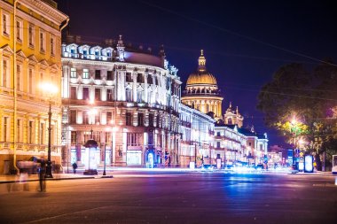 Nevsky Prospect ve Isaacs Katedrali ne güzel bir gece görünümü