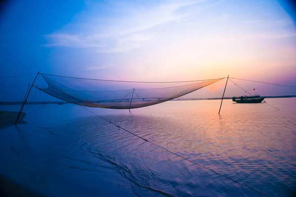 Cena calma de rede de pesca contra o pôr do sol roxo . — Fotografia de Stock