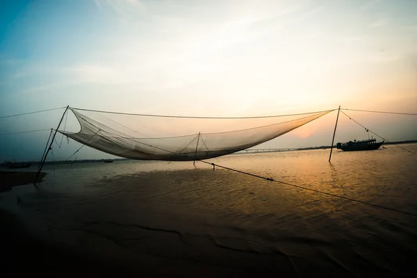 Kalm scène van het visnet tegen paars zonsondergang. — Stockfoto