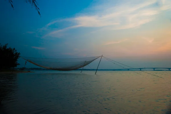 Cena calma de rede de pesca contra o pôr do sol roxo . — Fotografia de Stock