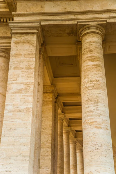 Detalle arquitectónico de la columnata en Vaticano - Roma, Italia —  Fotos de Stock