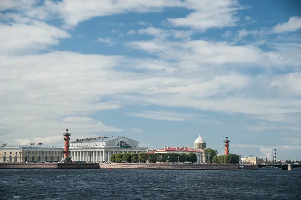 De Schoorwal van Vasilievsky eiland in Sint-Petersburg, Rusland. — Stockfoto