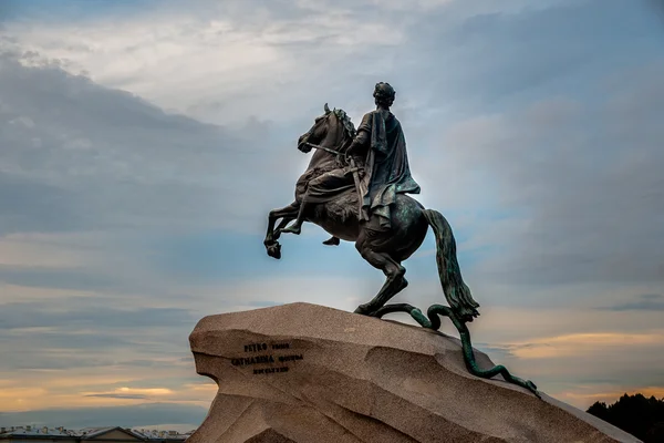 Der bronzene Reiter - Reiterstandbild von Peter dem Großen in Fleck-petersburg, Russland. eine der wichtigsten Touristenattraktionen in Richtung Newa gegen den schönen Himmel bei Sonnenuntergang — Stockbild Der bronzene Reiter — Stockfoto