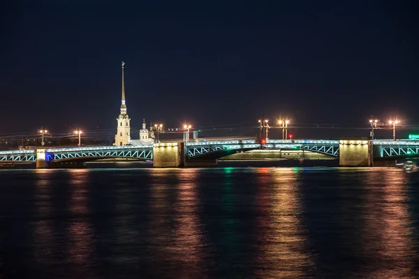 Vacker natt syn på Sankt-Petersburg, Ryssland — Stockfoto