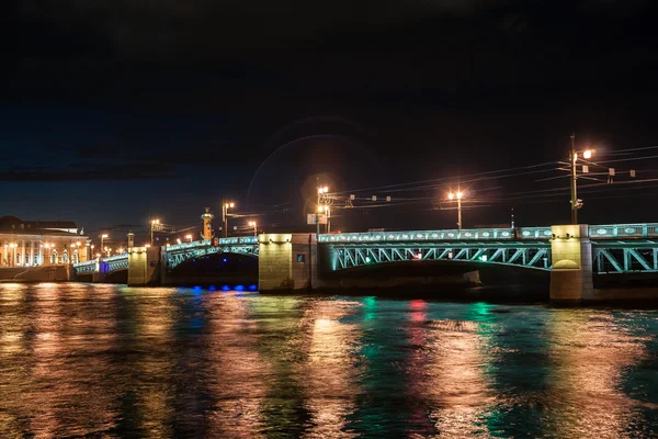 Bela vista noturna de São Petersburgo, Rússia — Fotografia de Stock