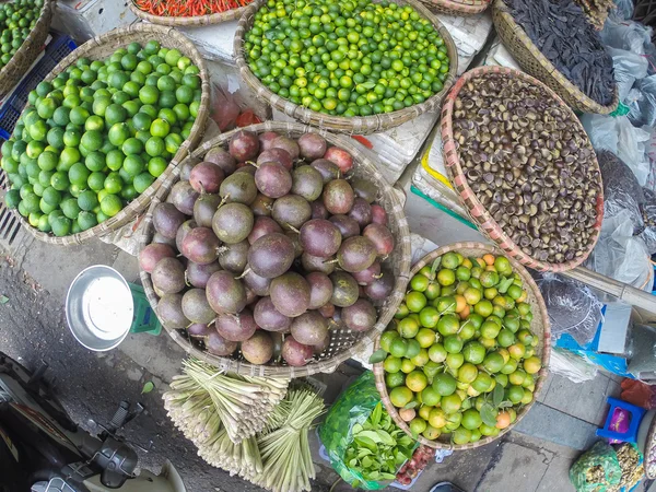 Ovoce a zelenina na asijském trhu — Stock fotografie
