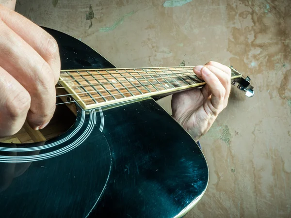 Foto de primer plano de una guitarra acústica tocada por un hombre . —  Fotos de Stock