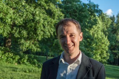 Genç adam resmi kıyafeti