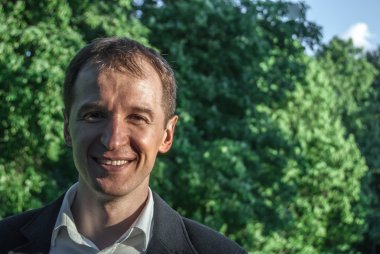 Genç adam resmi kıyafeti