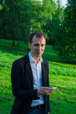 Takım elbise qith smartphone giyen genç adam