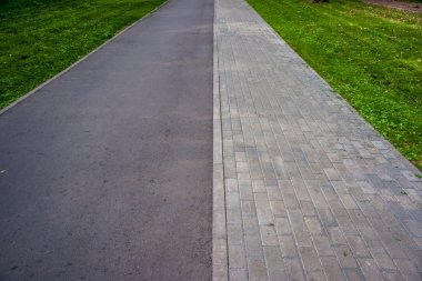 Yol Park yeşil çim ile