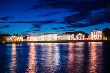 Saint-Petersburg Vasilievsky adasında güzel gece görünümü,