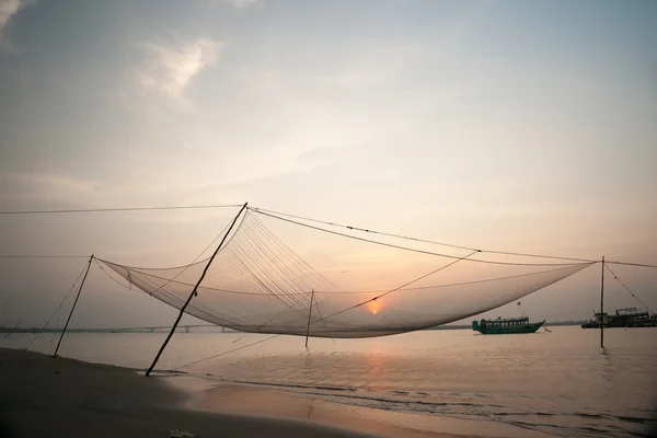 Cena calma de rede de pesca contra o pôr do sol roxo . — Fotografia de Stock