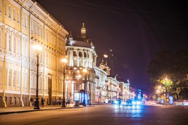 Nevsky Prospect ve Isaacs Katedrali ne güzel bir gece görünümü