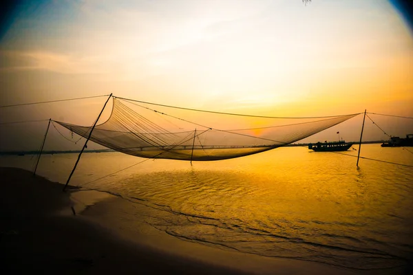 Cena calma de rede de pesca contra o pôr do sol roxo . — Fotografia de Stock