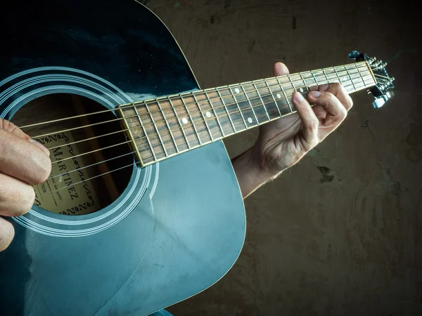 Foto de primer plano de una guitarra acústica tocada por un hombre . — Foto de Stock