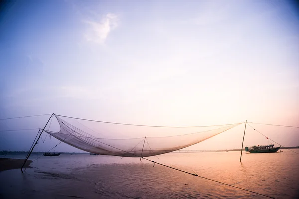 Cena calma de rede de pesca contra o pôr do sol roxo . — Fotografia de Stock