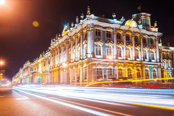 Saint Petersburg'daki Kış Sarayı'nın güzel gece görünümü.