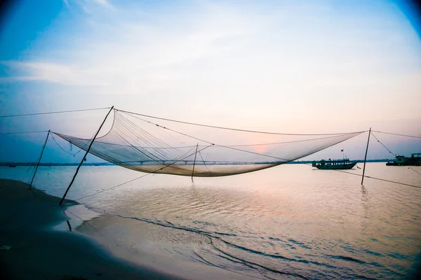 Cena calma de rede de pesca contra o pôr do sol roxo . — Fotografia de Stock