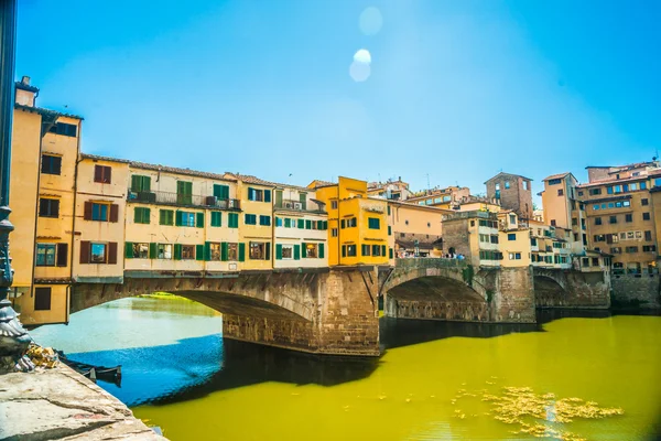 Pone vecchio over rivier de arno in florence, Italië. — Stockfoto