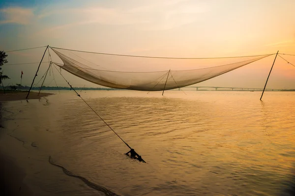 Kalm scène van het visnet tegen paars zonsondergang. — Stockfoto