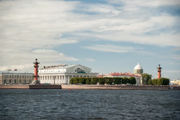 De Schoorwal van Vasilievsky eiland in Sint-Petersburg, Rusland. — Stockfoto