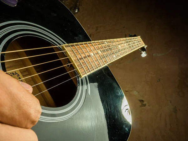 Portre fotoğraf bir adam tarafından oynanan bir akustik gitar. — Stok fotoğraf