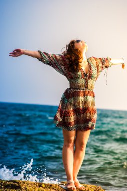 Gözlüklü genç kadın.