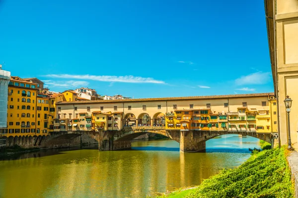 Pone Vecchio sobre el río Arno en Florencia, Italia . — Foto de Stock