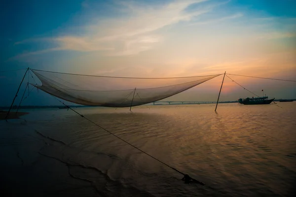 平静的景象的渔网对紫色日落. — 图库照片
