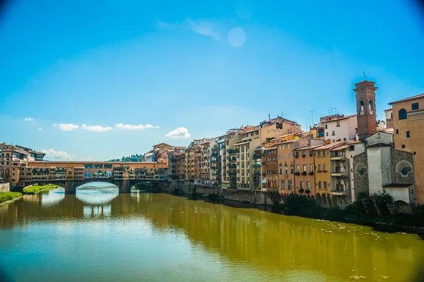 Pone vecchio över floden arno i Florens, Italien. — Stockfoto