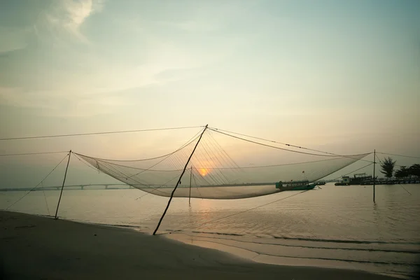 Kalm scène van het visnet tegen paars zonsondergang. — Stockfoto