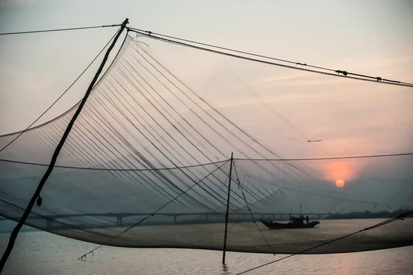 Escena tranquila de la red de pesca contra la puesta de sol púrpura . —  Fotos de Stock