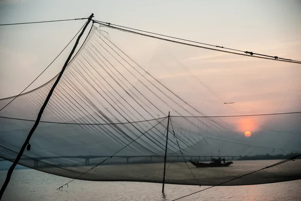 Cena calma de rede de pesca contra o pôr do sol roxo . — Fotografia de Stock