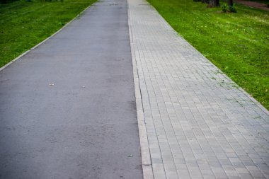 Yol Park yeşil çim ile