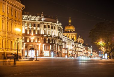 Nevsky Prospect ve Isaacs Katedrali ne güzel bir gece görünümü