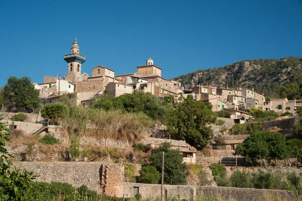 Schöner blick auf die kleine stadt valldemossa — Stockfoto