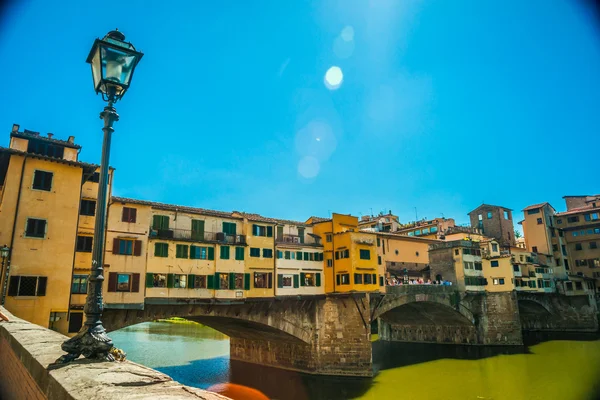 Pone vecchio over rivier de arno in florence, Italië. — Stockfoto