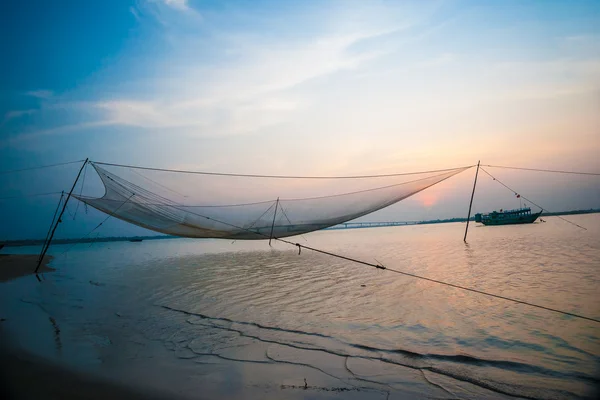 Escena tranquila de la red de pesca contra la puesta de sol púrpura . — Foto de Stock