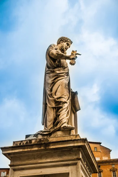 Staty av Sankt Petrus i Vatikanstaten — Stockfoto