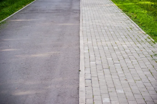 Pathway in the park with green grass — Stock Photo, Image