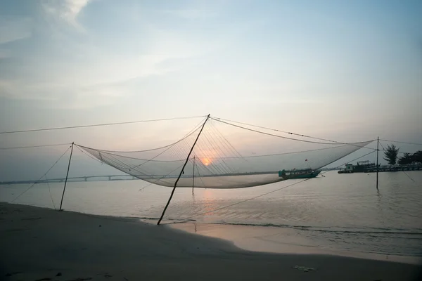 Ruhige Szene mit Fischernetz gegen lila Sonnenuntergang. — Stockfoto