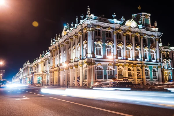 Saint Petersburg'daki Kış Sarayı'nın güzel gece görünümü.